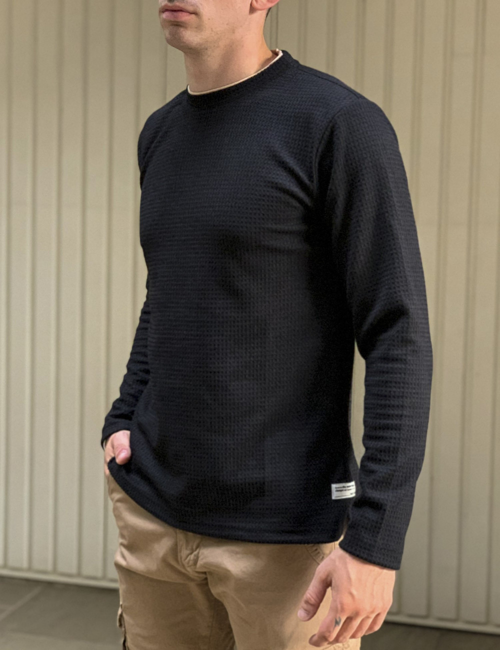 Ανδρική μαύρη μακρυμάνικη μπλούζα με ανάγλυφο σχέδιο MAJE100B