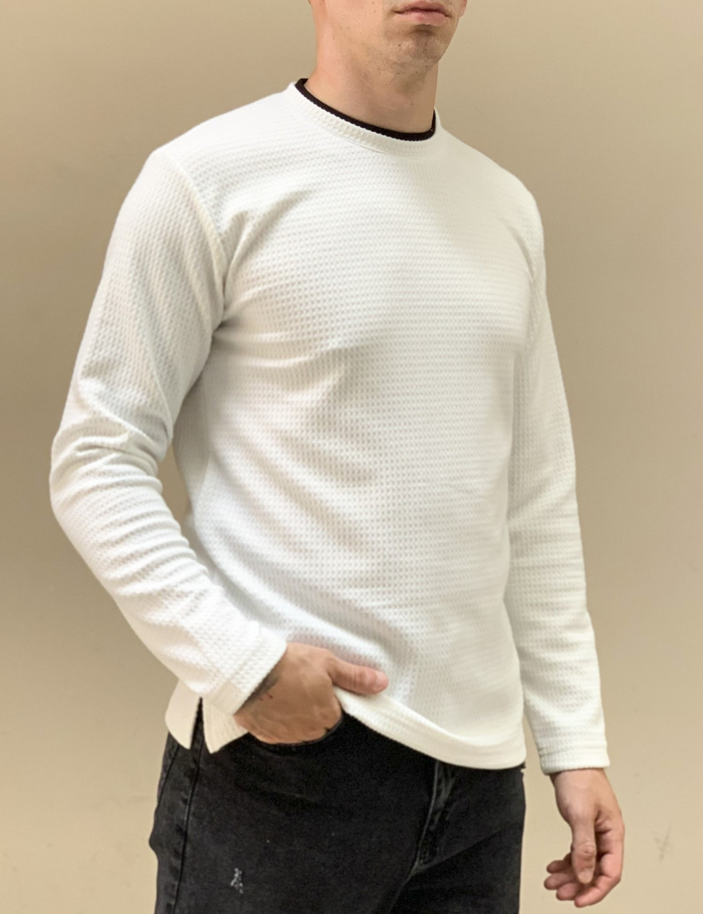 Ανδρική λευκή μακρυμάνικη μπλούζα με ανάγλυφο σχέδιο MAJE100