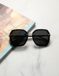 Γυναικεία μαύρα πολυγωνικά γυαλιά ηλίου με κοκκάλινο σκελετό Premium S1100L