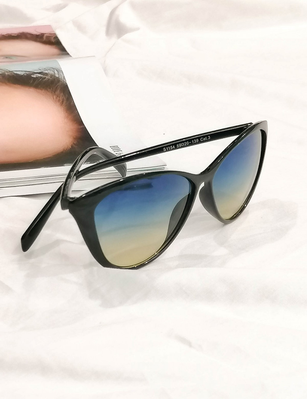 Γυναικεία μπλε ντεγκραντέ γυαλιά ηλίου με μαύρο κοκκάλινο σκελετό Luxury S1154B