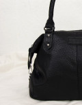 Γυναικεία μαύρη τσάντα ώμου με διχρωμία PB712