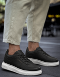Ανδρικά μαύρα, δίσολα Sneakers με κορδόνια και λαστιχένια σόλα.