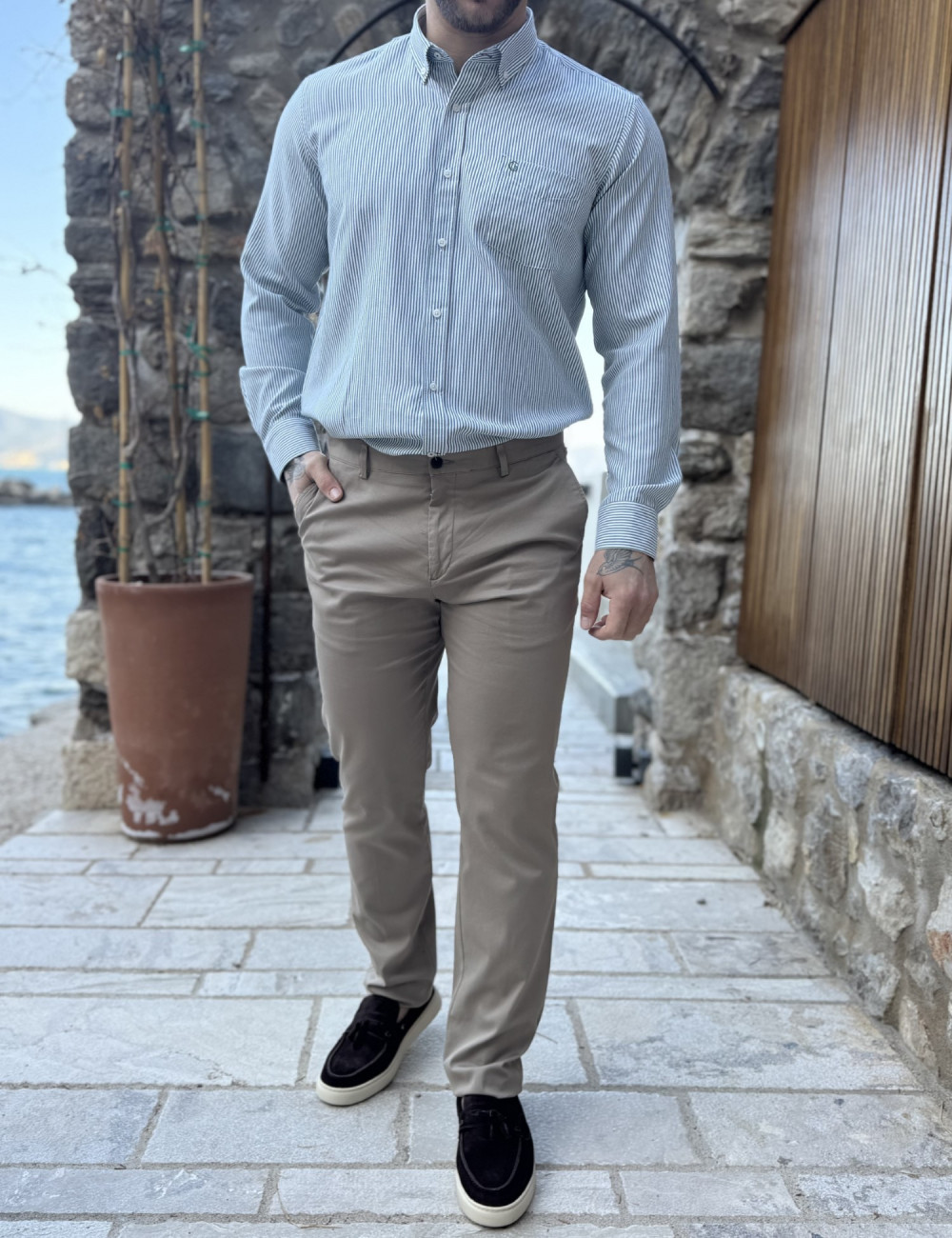 Ανδρικό μονόχρωμο, υφασμάτινο παντελόνι με Chinos τσέπες.