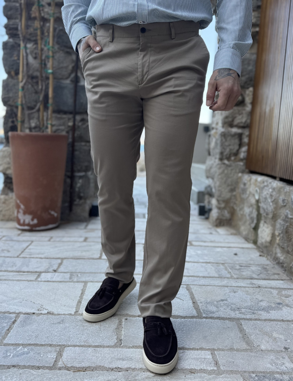 Ανδρικό μονόχρωμο, υφασμάτινο παντελόνι με Chinos τσέπες.