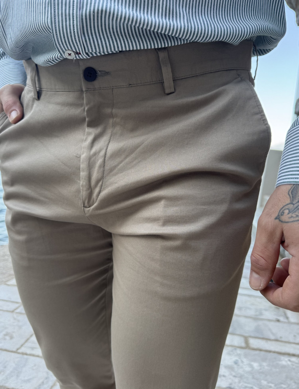 Ανδρικό μονόχρωμο, υφασμάτινο παντελόνι με Chinos τσέπες.