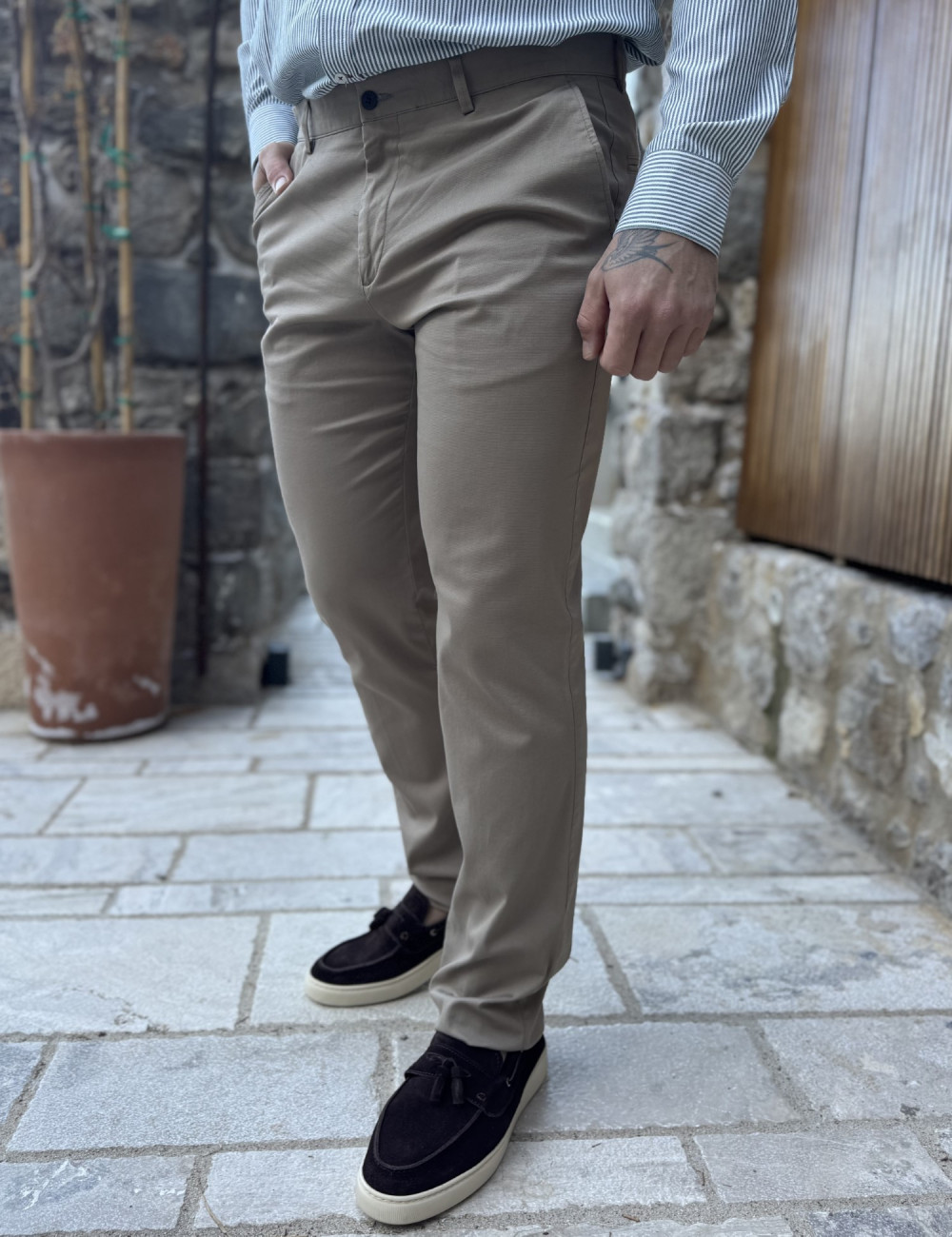 Ανδρικό μονόχρωμο, υφασμάτινο παντελόνι με Chinos τσέπες.
