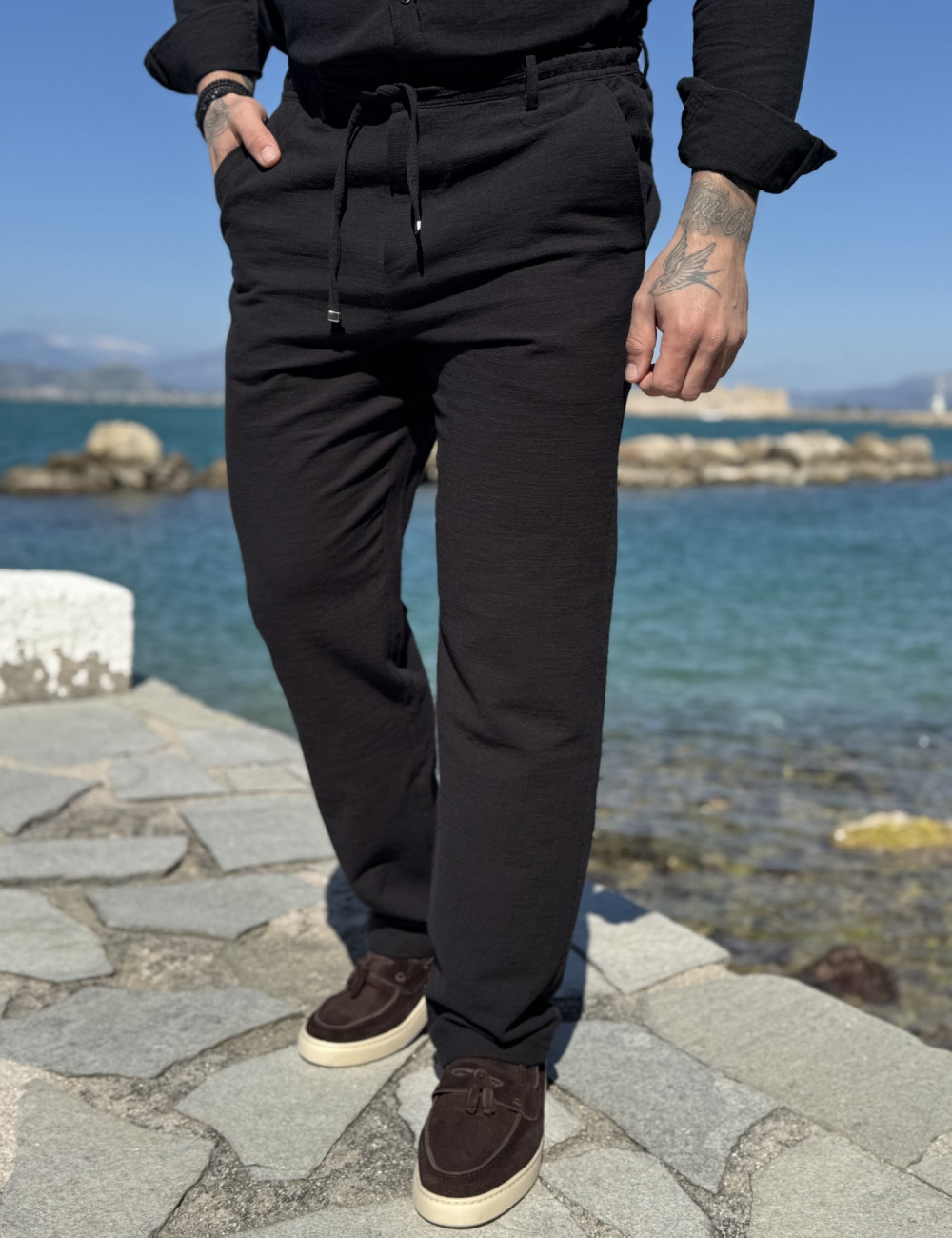 Ανδρικό υφασμάτινο παντελόνι με κορδόνι κ κουμπί στη μέση.