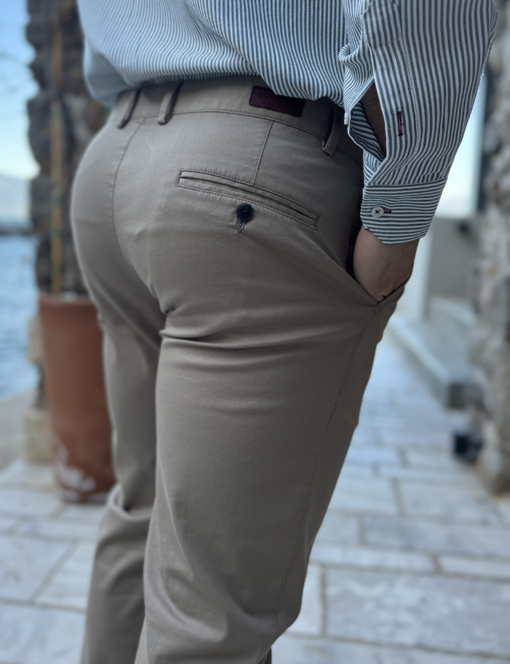 Ανδρικό μονόχρωμο, υφασμάτινο παντελόνι με Chinos τσέπες.