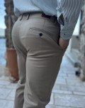 Ανδρικό μονόχρωμο, υφασμάτινο παντελόνι με Chinos τσέπες.