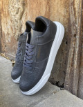 Ανδρικά μονόχρωμα Sneakers κατασκευασμένα από οργανική δερματίνη άριστης ποιότητας.
