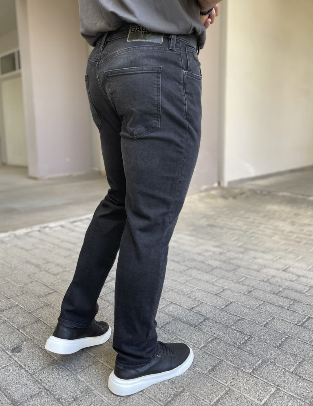 Ανδρικό τζιν παντελόνι σε ίσια γραμμή.