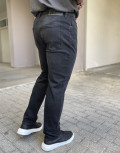 Ανδρικό τζιν παντελόνι σε ίσια γραμμή.