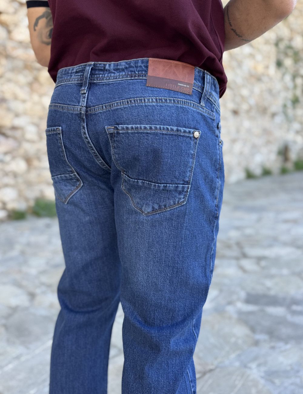 Ανδρικό τζιν παντελόνι που κλείνει με φερμουάρ.