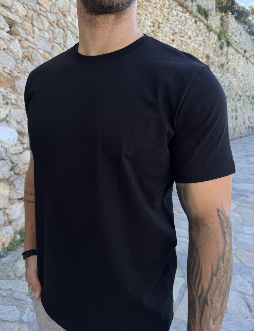 Ανδρικό μονόχρωμο κοντομάνικο μπλουζάκι.