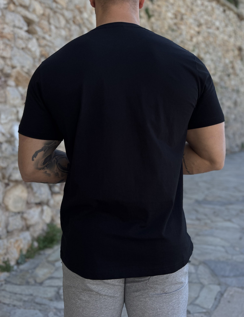 Ανδρικό μονόχρωμο κοντομάνικο μπλουζάκι.