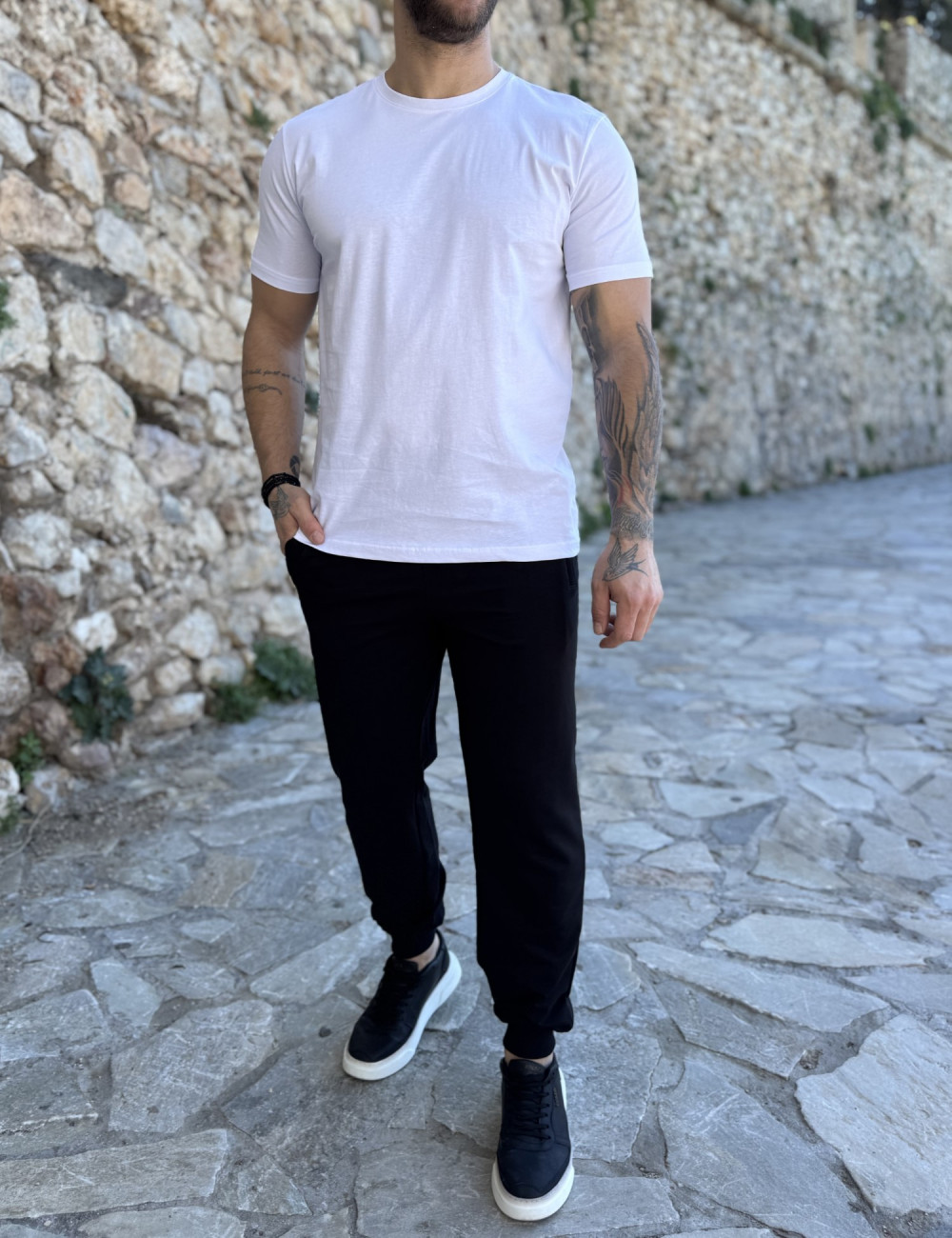 Ανδρικό μονόχρωμο κοντομάνικο μπλουζάκι.