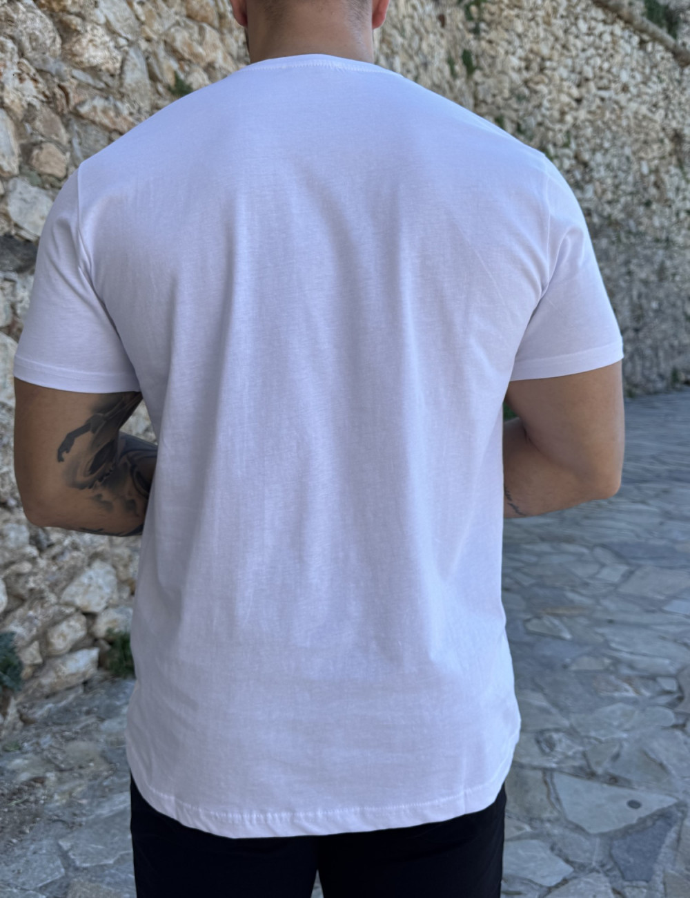 Ανδρικό μονόχρωμο κοντομάνικο μπλουζάκι.