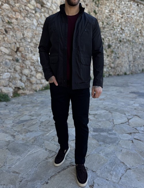 Ανδρικό μαύρο ελαφρύ μπουφάν με γιακά και ίσιο τελειώμα HM264085M