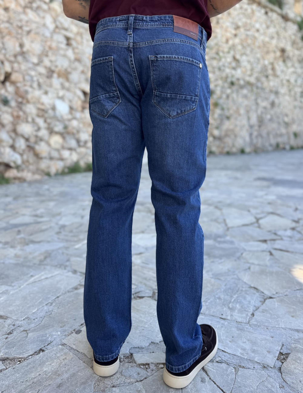 Ανδρικό τζιν παντελόνι που κλείνει με φερμουάρ.