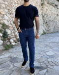 Ανδρικό τζιν παντελόνι που κλείνει με φερμουάρ.