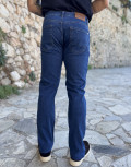 Ανδρικό τζιν παντελόνι που κλείνει με φερμουάρ.