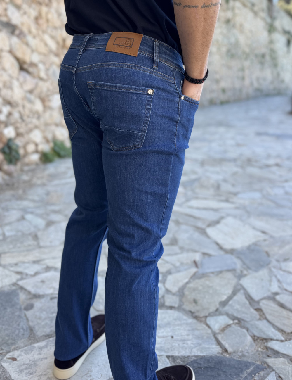 Ανδρικό τζιν παντελόνι που κλείνει με φερμουάρ.