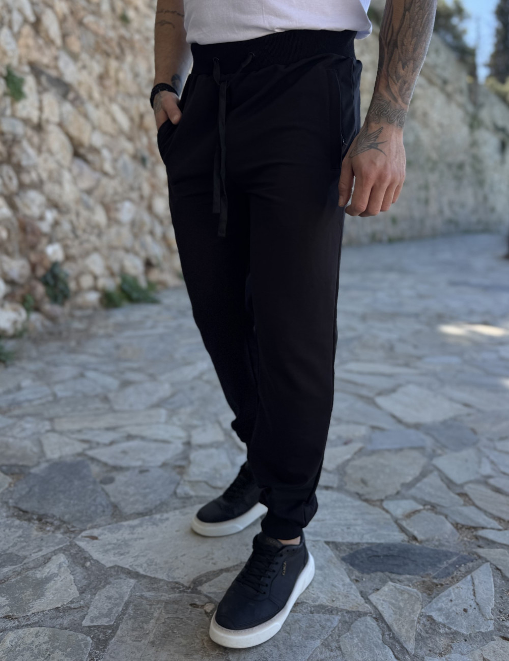 Ανδρική αθλητική φόρμα με τσέπες που κλείνουν με φερμουάρ.