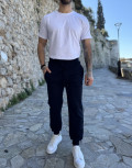 Ανδρική αθλητική φόρμα με τσέπες που κλείνουν με φερμουάρ.