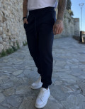 Ανδρική αθλητική φόρμα με τσέπες που κλείνουν με φερμουάρ.