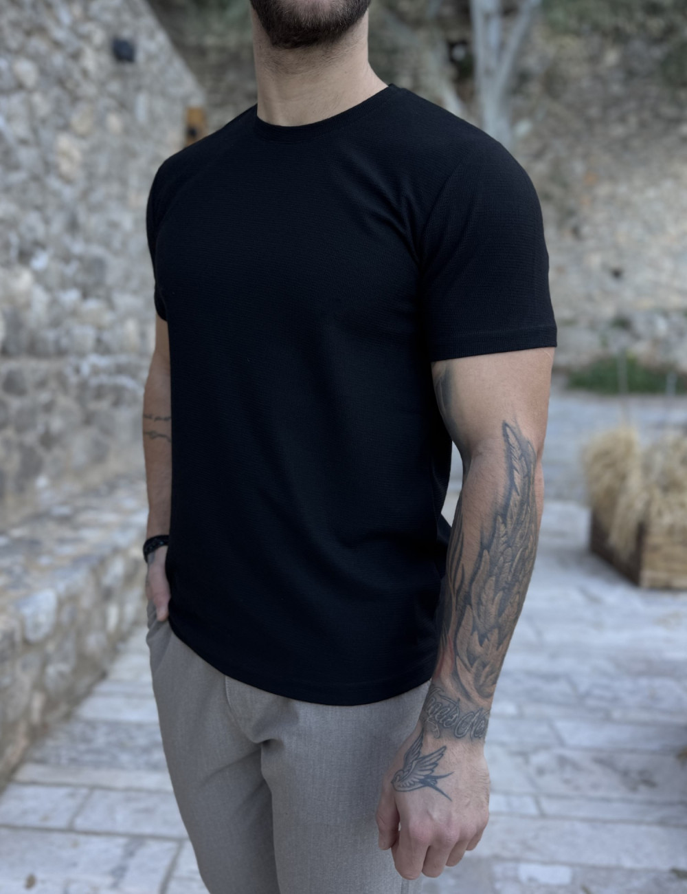 Ανδρικό μονόχρωμο κοντομάνικο μπλουζάκι με ανάγλυφο σχέδιο.