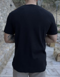 Ανδρικό μονόχρωμο κοντομάνικο μπλουζάκι με ανάγλυφο σχέδιο.