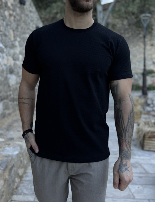 Ανδρική μαύρη κοντομάνικη μπλούζα με ανάγλυφο ύφασμα 252837M