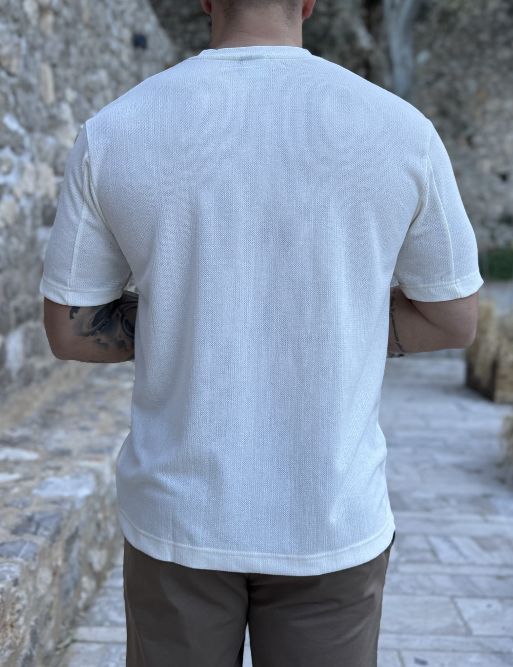 Ανδρική κοντομάνικη μπλούζα της εταιρείας με κεντητό λογότυπο στο στήθος.