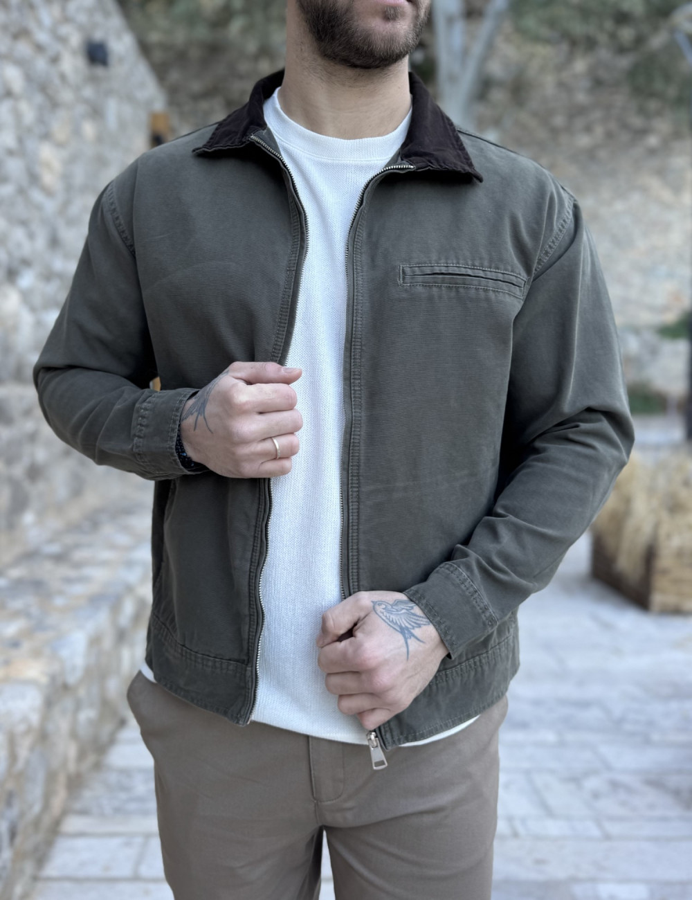 Ανδρικό jacket με γιακά σε συνδυασμό και σε αντίθεση, κλείνει με φερμουάρ.