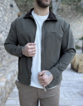Ανδρικό jacket με γιακά σε συνδυασμό και σε αντίθεση, κλείνει με φερμουάρ.