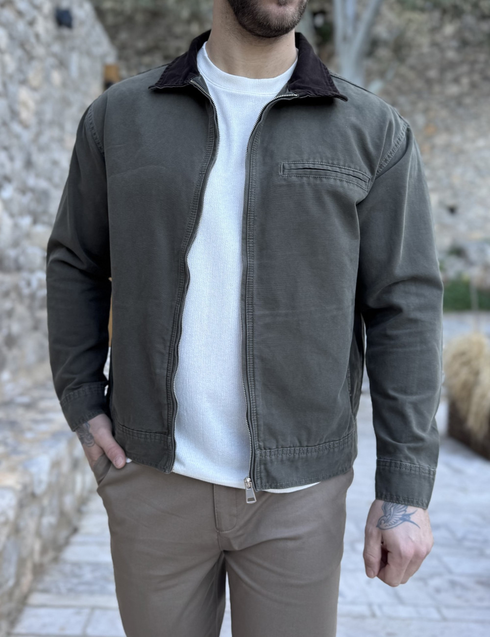 Ανδρικό jacket με γιακά σε συνδυασμό και σε αντίθεση, κλείνει με φερμουάρ.