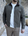 Ανδρικό jacket με γιακά σε συνδυασμό και σε αντίθεση, κλείνει με φερμουάρ.