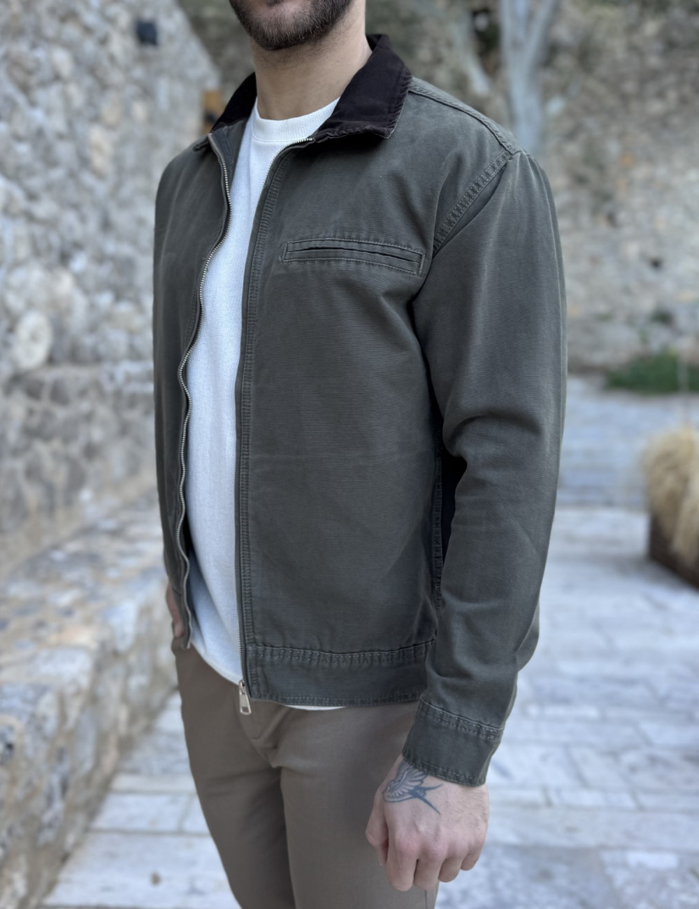 Ανδρικό jacket με γιακά σε συνδυασμό και σε αντίθεση, κλείνει με φερμουάρ.
