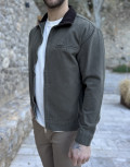 Ανδρικό jacket με γιακά σε συνδυασμό και σε αντίθεση, κλείνει με φερμουάρ.