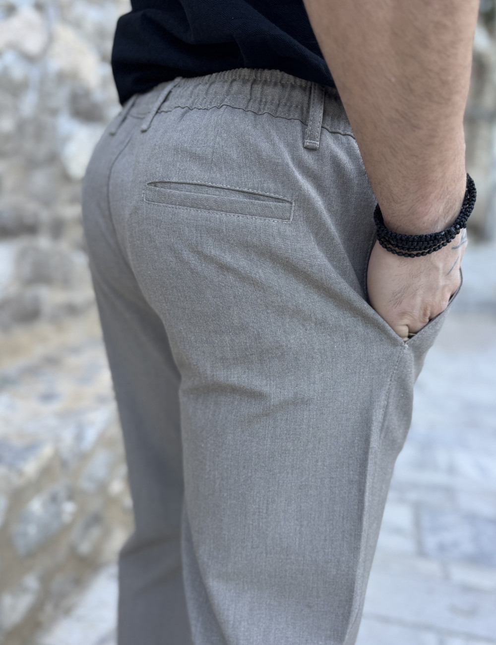 Ανδρικό παντελόνι υφασμάτινο σε ίσια γραμμή.