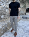 Ανδρική κοντομάνικη μπλούζα με γιακά και κουμπιά.