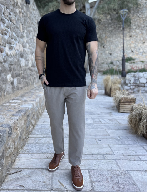 Ανδρική μαύρη κοντομάνικη μπλούζα με ανάγλυφο ύφασμα 252837M