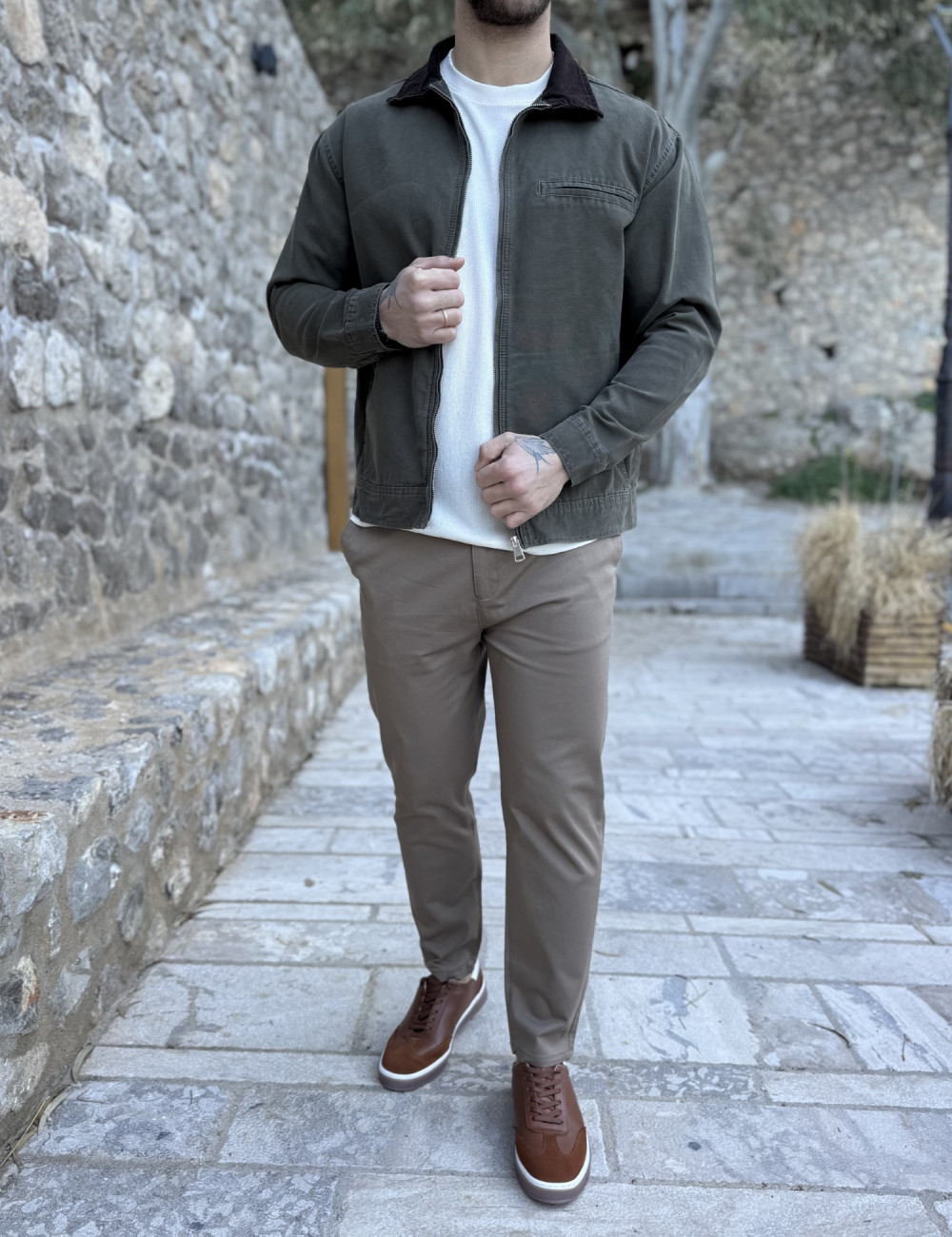 Ανδρικό jacket με γιακά σε συνδυασμό και σε αντίθεση, κλείνει με φερμουάρ.