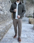 Ανδρικό jacket με γιακά σε συνδυασμό και σε αντίθεση, κλείνει με φερμουάρ.