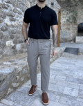 Ανδρικό παντελόνι υφασμάτινο σε ίσια γραμμή.