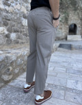 Ανδρικό παντελόνι υφασμάτινο σε ίσια γραμμή.