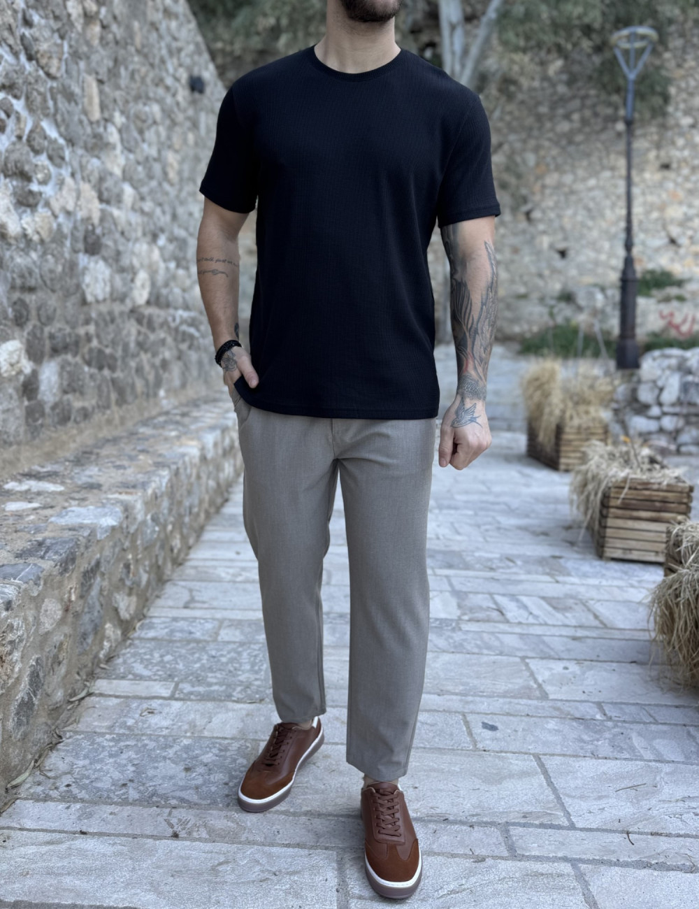Ανδρικό μονόχρωμο κοντομάνικο μπλουζάκι με ανάγλυφο σχέδιο.