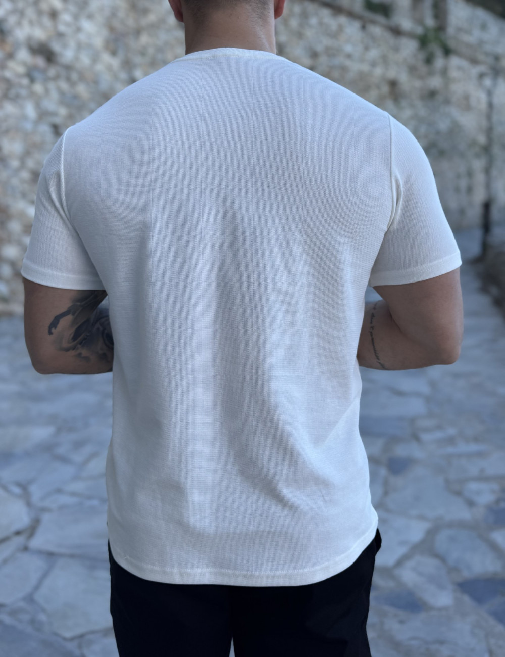 Ανδρικό μονόχρωμο κοντομάνικο μπλουζάκι με ανάγλυφο σχέδιο.