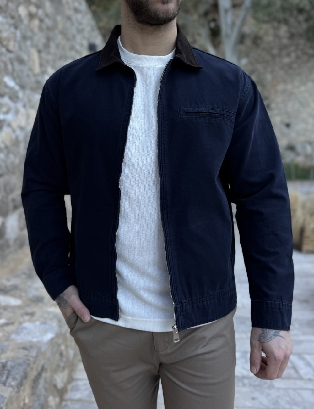 Ανδρικό jacket με γιακά σε συνδυασμό και σε αντίθεση, κλείνει με φερμουάρ.