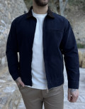 Ανδρικό jacket με γιακά σε συνδυασμό και σε αντίθεση, κλείνει με φερμουάρ.